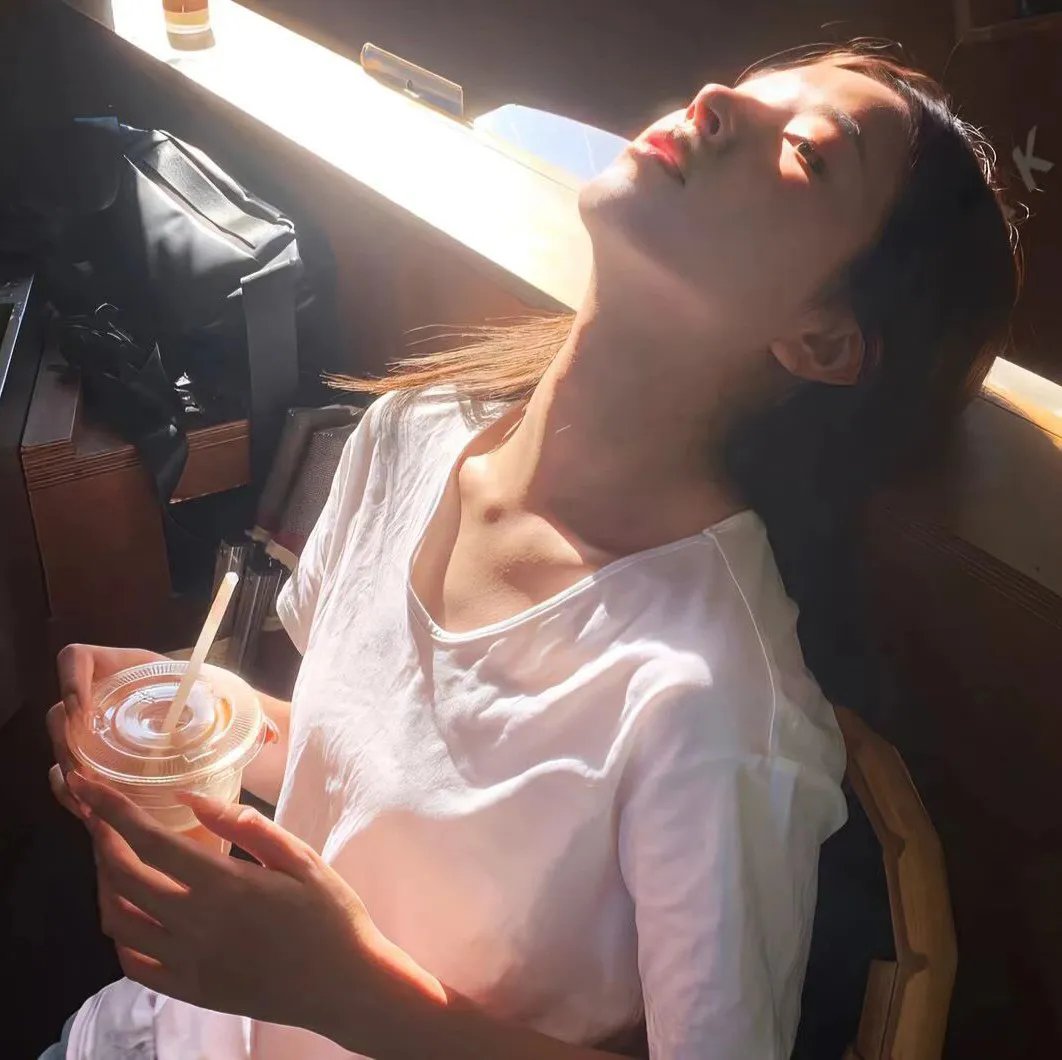 在阳光下腐烂